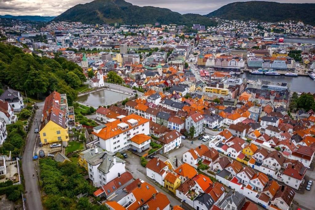 Leilighet I Bergens Vakreste Gate - Nydelig Utsikt Over Innseilingen Til Bergen! Exterior photo