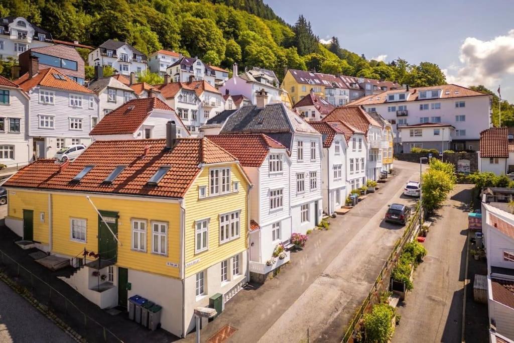 Leilighet I Bergens Vakreste Gate - Nydelig Utsikt Over Innseilingen Til Bergen! Exterior photo