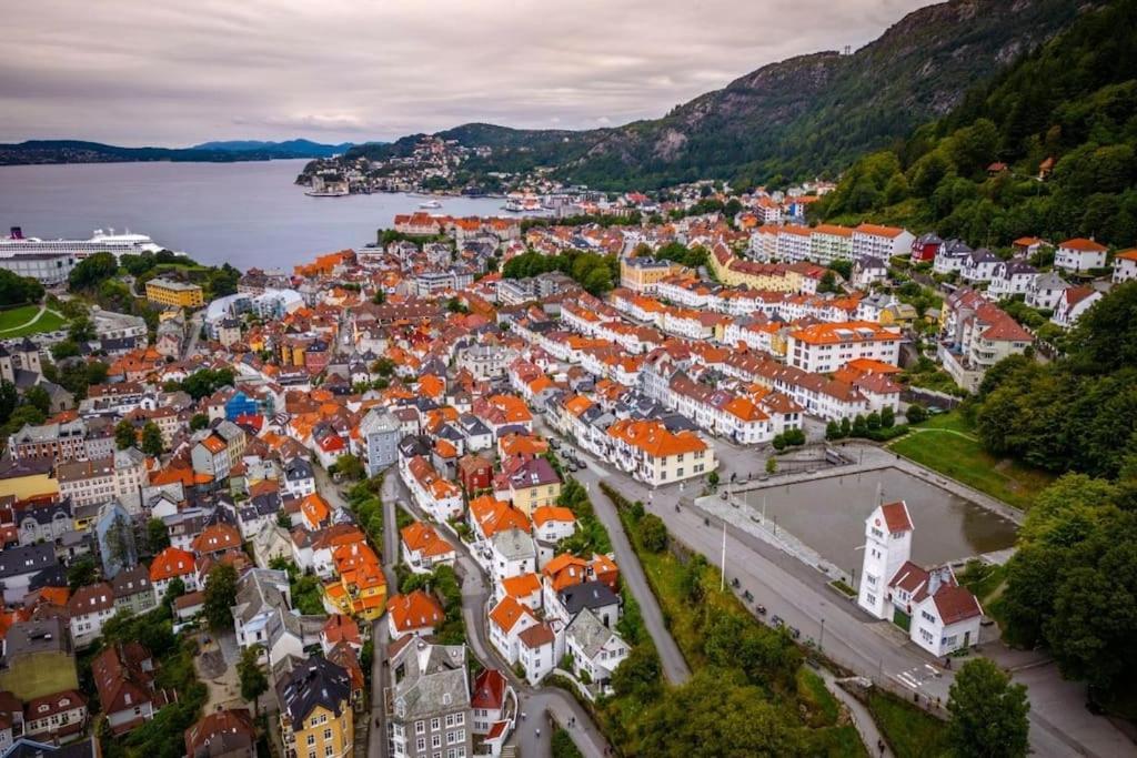 Leilighet I Bergens Vakreste Gate - Nydelig Utsikt Over Innseilingen Til Bergen! Exterior photo