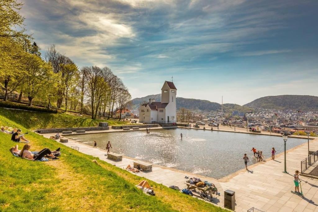 Leilighet I Bergens Vakreste Gate - Nydelig Utsikt Over Innseilingen Til Bergen! Exterior photo
